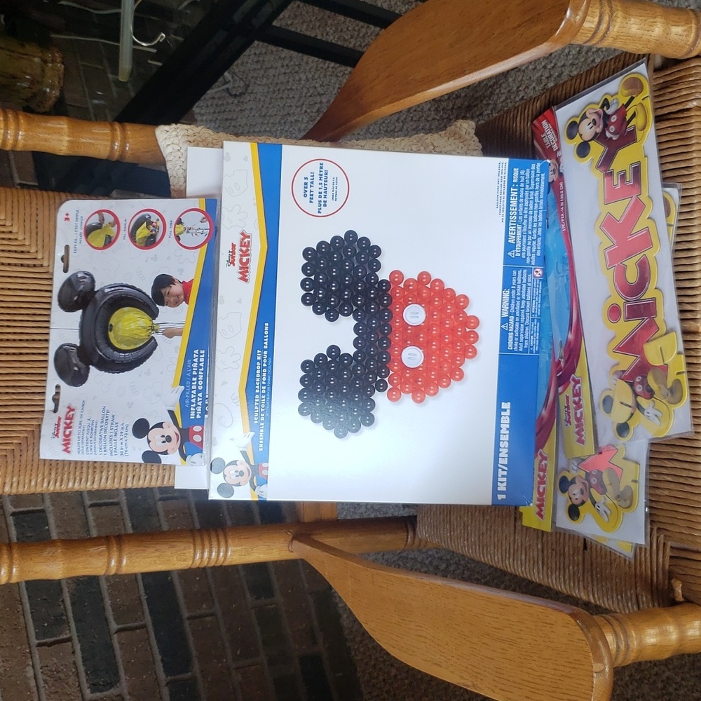 Disney Junior Mickey Mouse party supplies. 5" balloon backdrop, pinata, 3 table